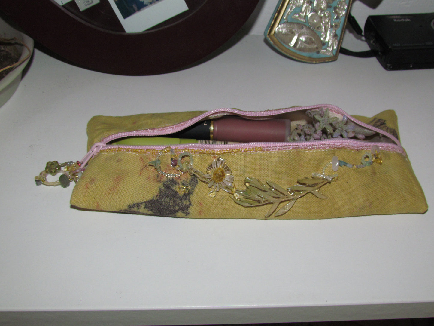 Sewed daisies and plant-dyed fabrics ;Pencil case