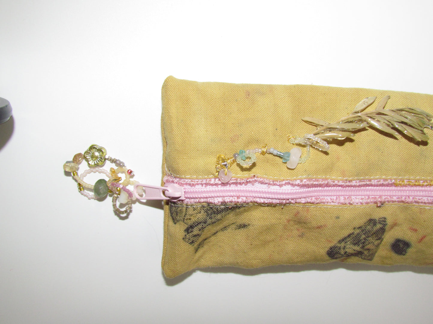 Sewed daisies and plant-dyed fabrics ；Pencil case
