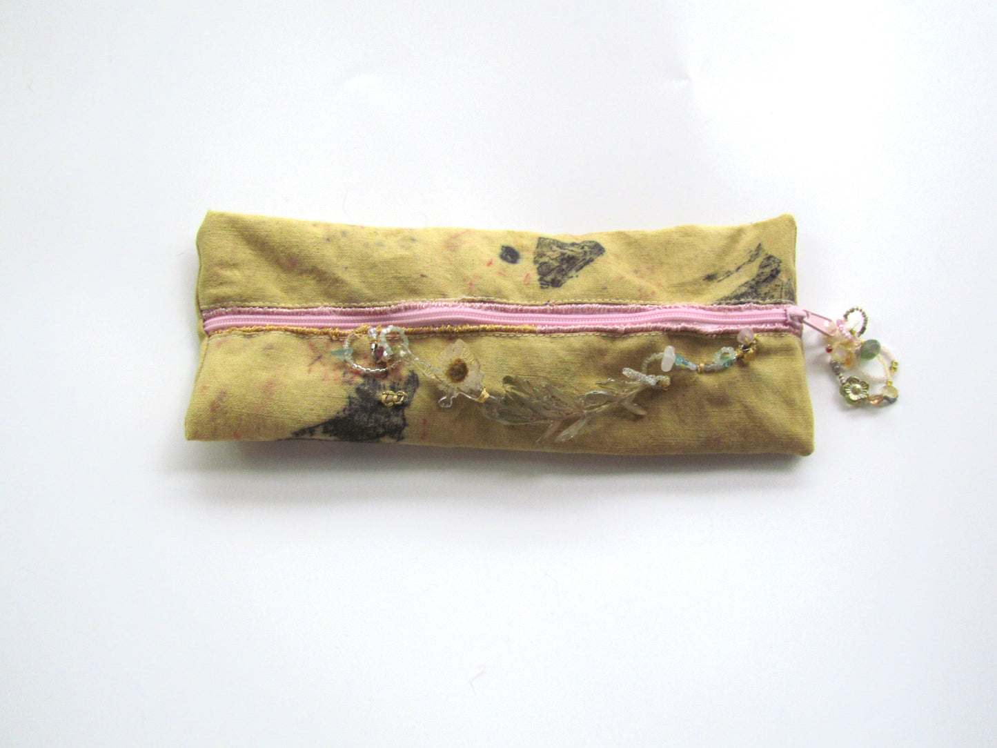 Sewed daisies and plant-dyed fabrics ；Pencil case
