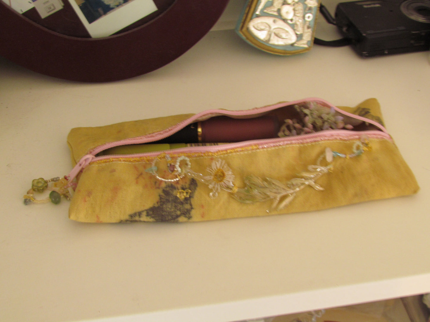 Sewed daisies and plant-dyed fabrics ；Pencil case